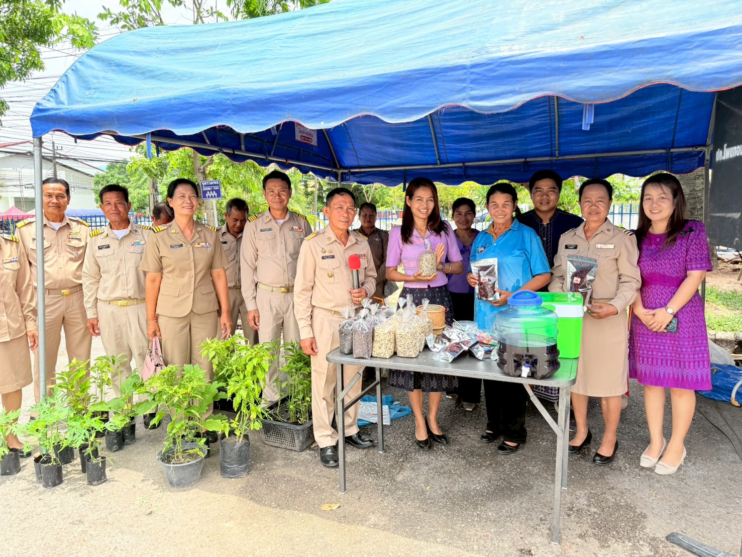 พช.อำเภอโพนทอง จังหวัดร้อยเอ็ด : ร่วมกิจกรรม Kick off โครงการ “ไทยช่วยไทย” ลดภาระ ลดค่าครองชีพ และประชาสัมพันธ์ใช้ประโยชน์ระบบ CDD AI กรมการพัฒนาชุมชน